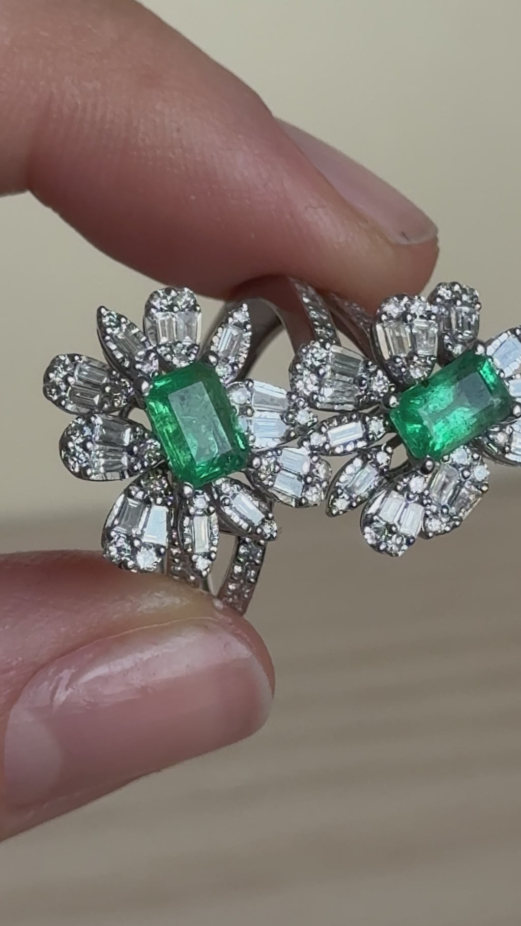 Aurora - 18K White Gold Modern Double Flower Emerald & Diamond Ring