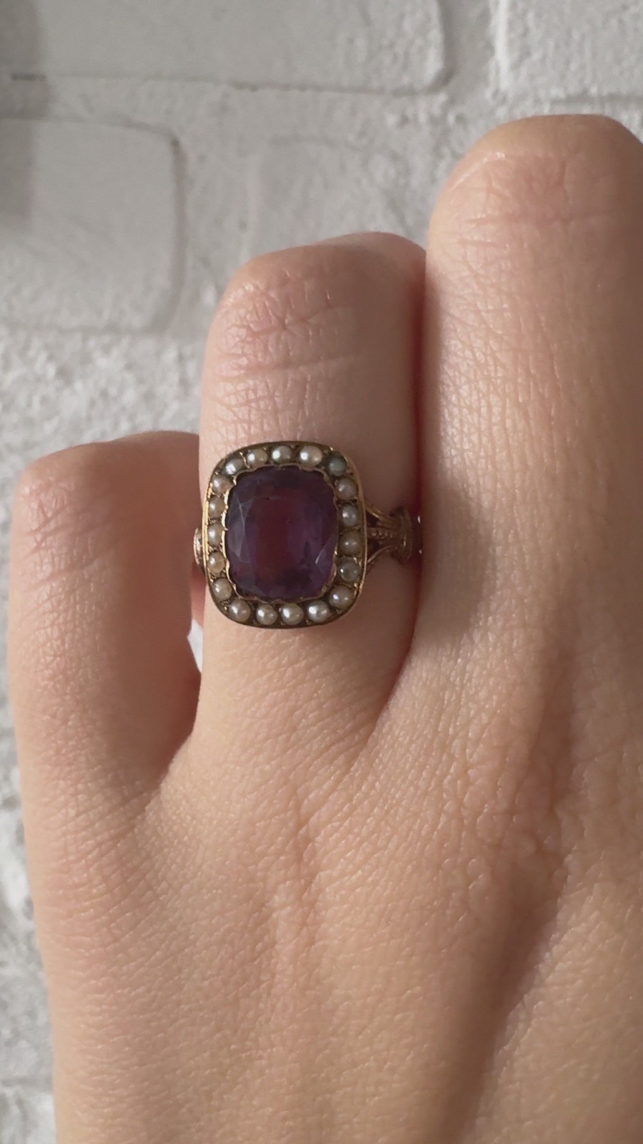 Elisabeth - Antique 18K Gold Ring with Cushion-Cut Amethyst & Half Pearls